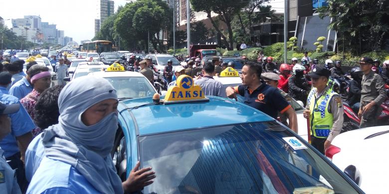 suasana-di-jalan-gatot-soebroto_20160322_150316.jpg