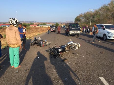 Tak Bisa Kendalikan Laju Kendaraan Dua Pengendara Ini Terkapar Diaspal