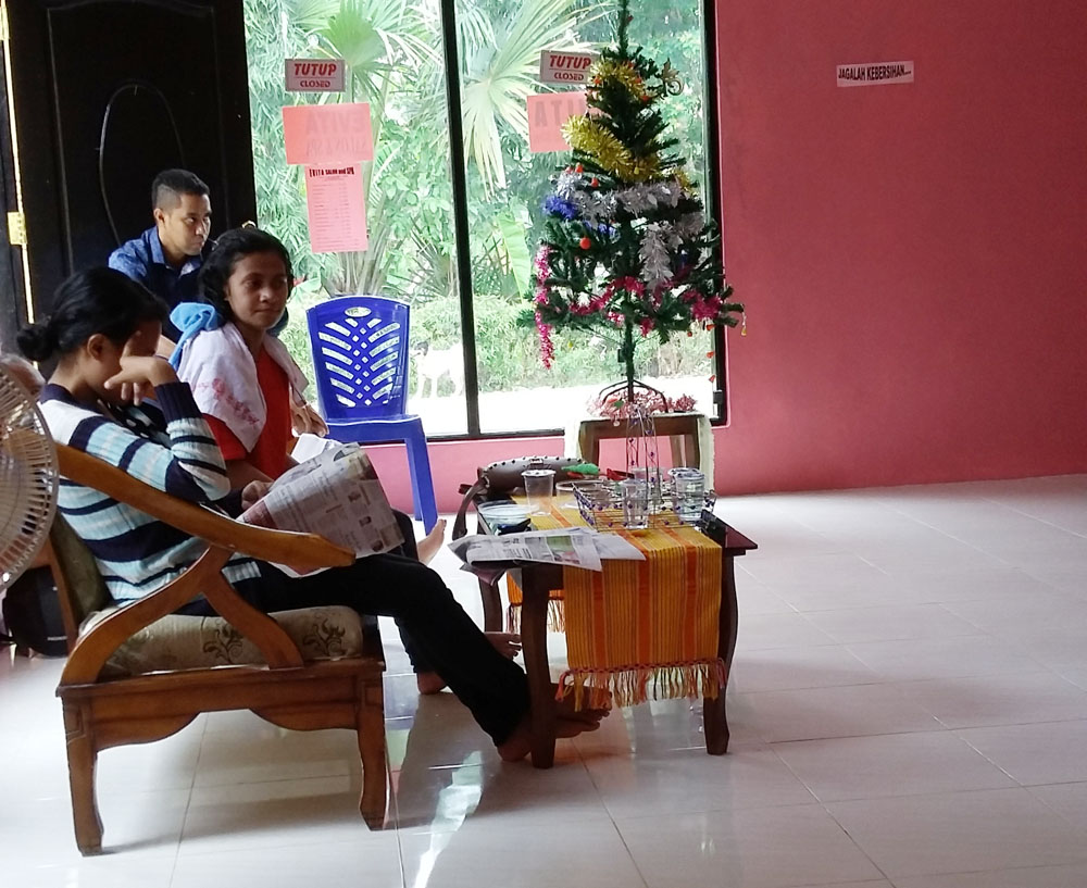 Di Salon ini, Sambil Nyalon Bisa Pesan Menu Makanan