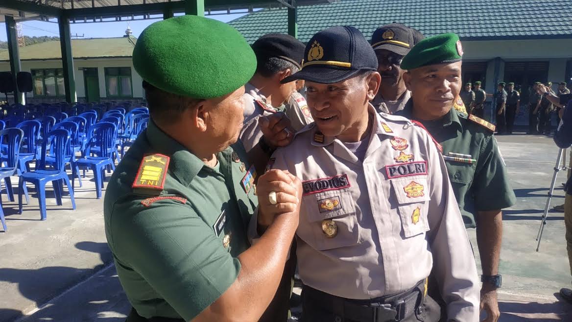 Yuk Intip! Kebersamaan Prajurit TNI dan Polri di Ngada Ikut Halal Bihalal Bersama