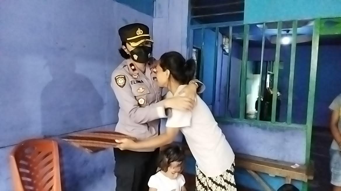 Tangis Orang Tua Bocah Korban Lakalantas di Labuan Bajo Pecah Saat Terima Bantuan Dari Wakapolres
