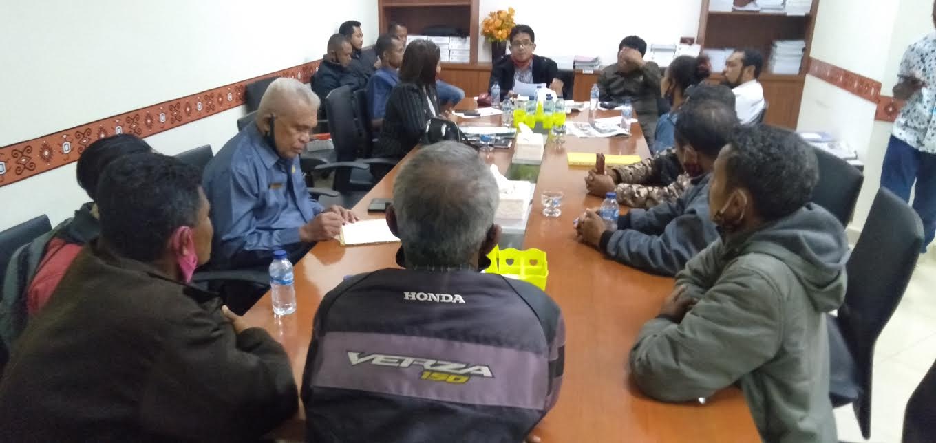 suasana-pengaduan-tokoh-masyarakat-desa-oebaki.jpg