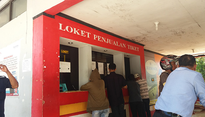 suasana-pengunjung-yang-membeli-tiket-kapal-di-kantor-pt-pelni-cabang-kupang_20180616_112729.jpg