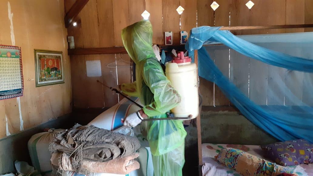 suasana-penyemprotan-disinfektan-di-salah-satu-rumah-warga-di-desa-siru.jpg