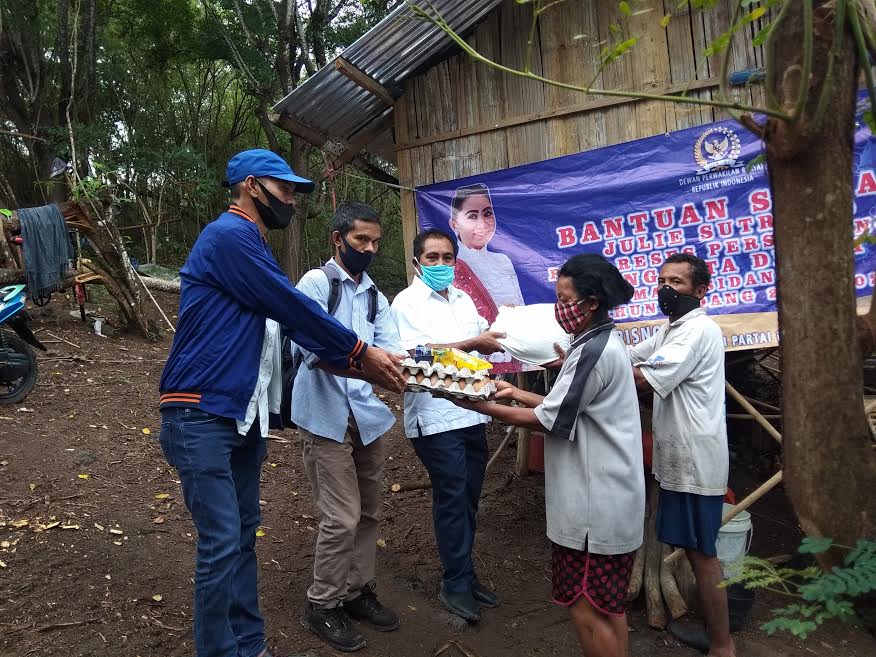 Warga Kurang Mampu di Labuan Bajo Senang Dapat Paket Sembako Dari Julie Sutrisno Laiskodat