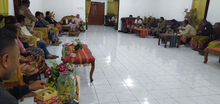 Sebanyak 24 Keluarga Fridus Banunaek Mendatangi Rumah Jabatan Bupati TTS untuk Minta Maaf, Ada Apa