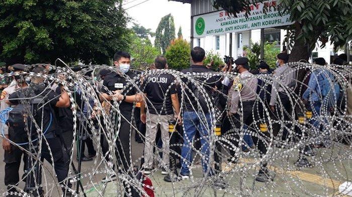 Polisi Temukan Sajam di Dalam Mobil Kuasa Hukum Rizieq Shihab, Pemiliknya Langsung Ditangkap, Siapa?