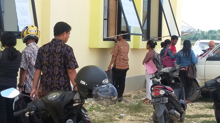 Puluhan Pelamar CPNS Masukkan Berkas ke BKPP Sumba Barat