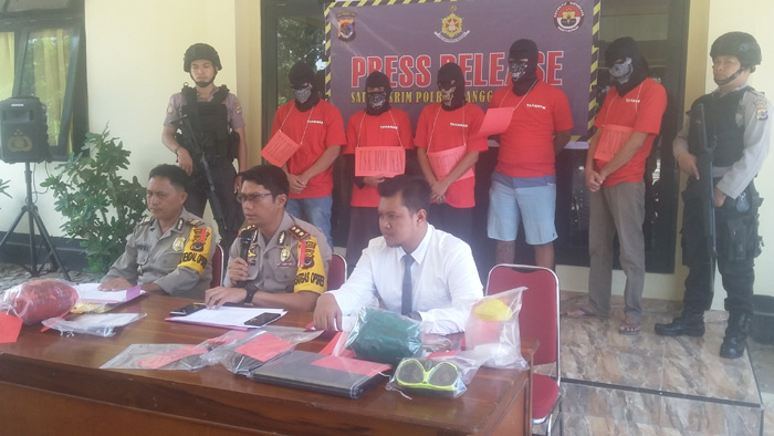 suasana-rilis-penanganan-kasus-kriminal-di-polres-manggarai-barat_20180416_200719.jpg