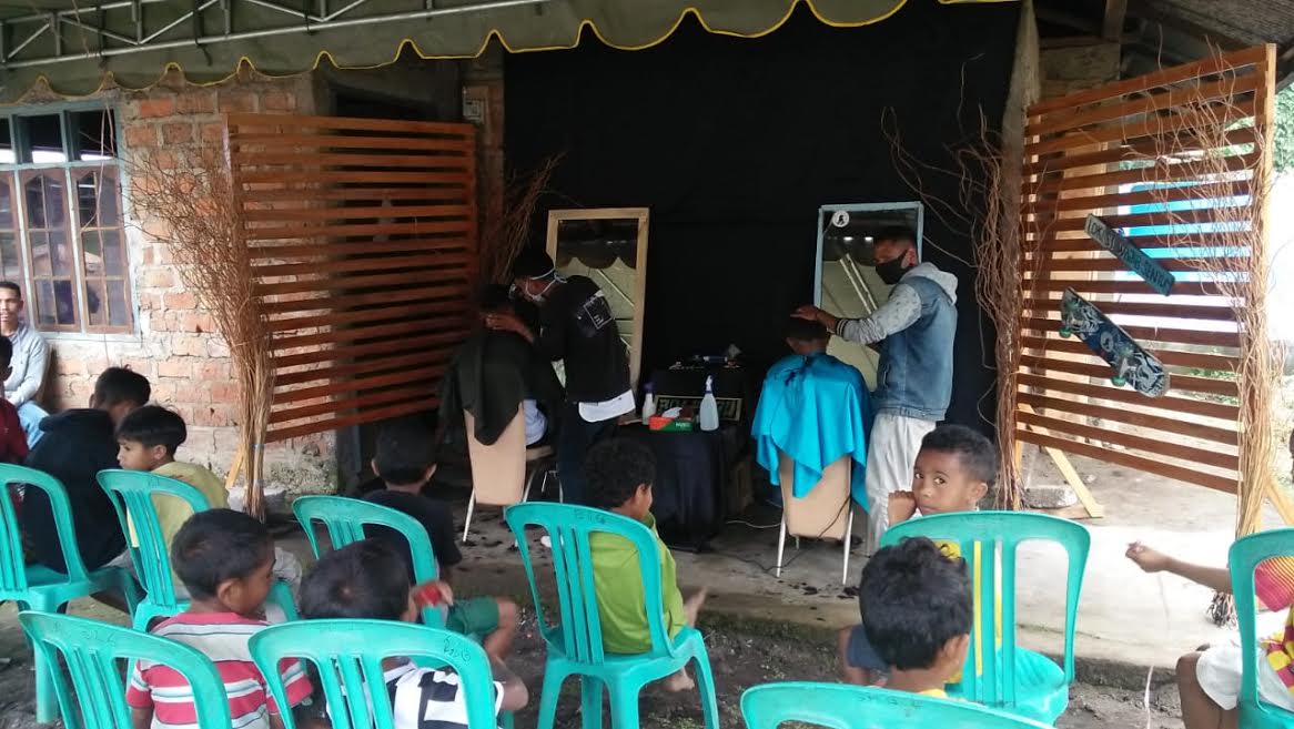 Pemuda Ngada Gratiskan Pangkas Rambut Selama Sehari