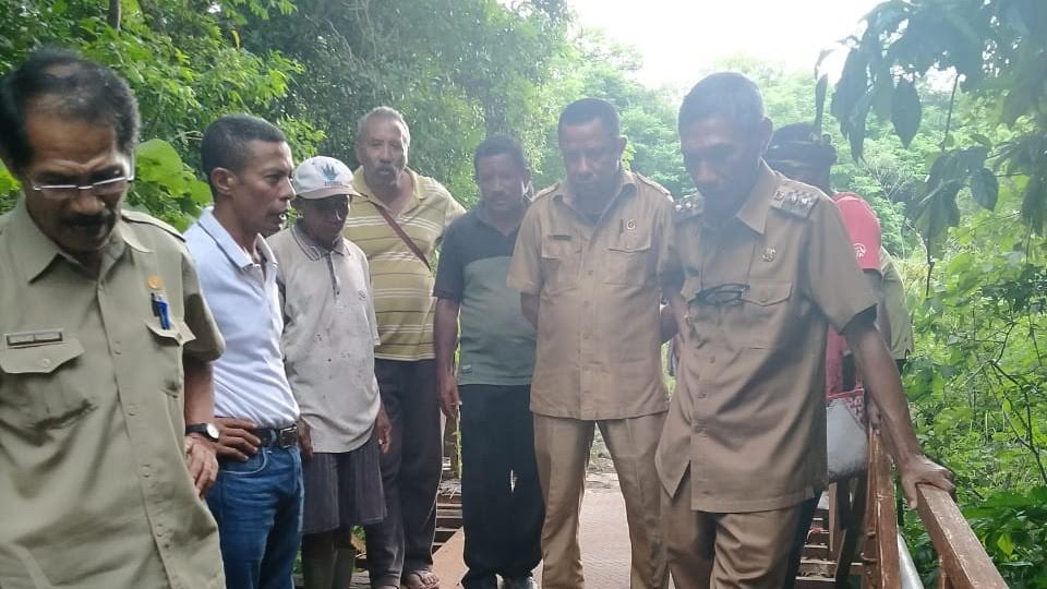 Wabup Marianus dan Anggota DPRD Nagekeo Tinjau Lokasi Cross Way yang Jebol di Labolewa