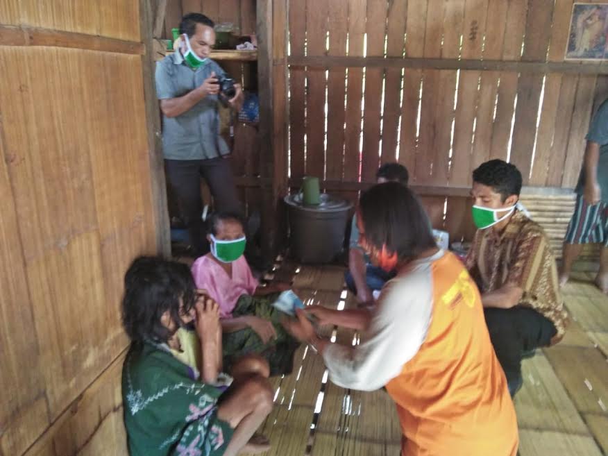 Camat Hildegardis dan Kades Emanuel Antar Langsung Dana BLT untuk Lansia