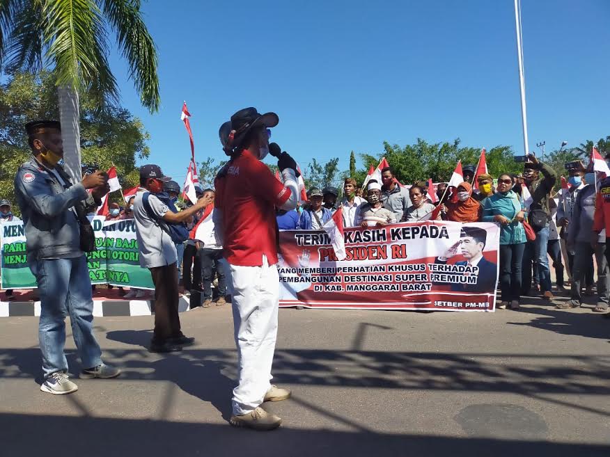 suasana-setber-pm-mb-menggelar-demonstrasi-di-labuan-bajo.jpg