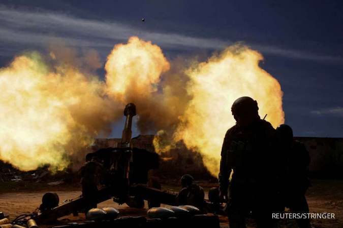 sukarelawan-ukraina-menembakkan-howitzer.jpg