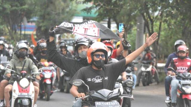 suporter-persis-solo-melakukan-konvoi-mengawal-bus-pemain.jpg