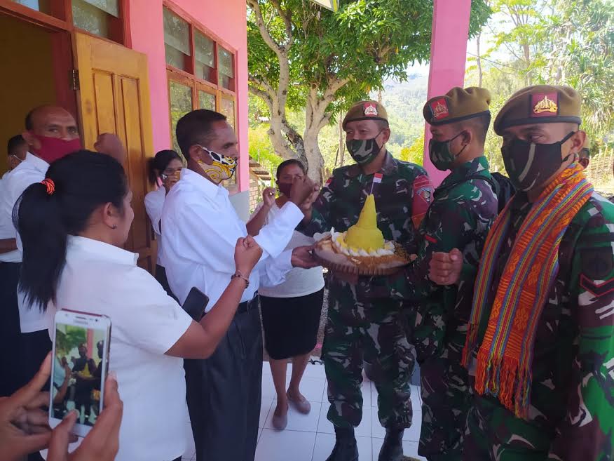 Sambut Hari Guru Nasional, Satgas Yonarmed 3/105 Tarik Berikan Surprise