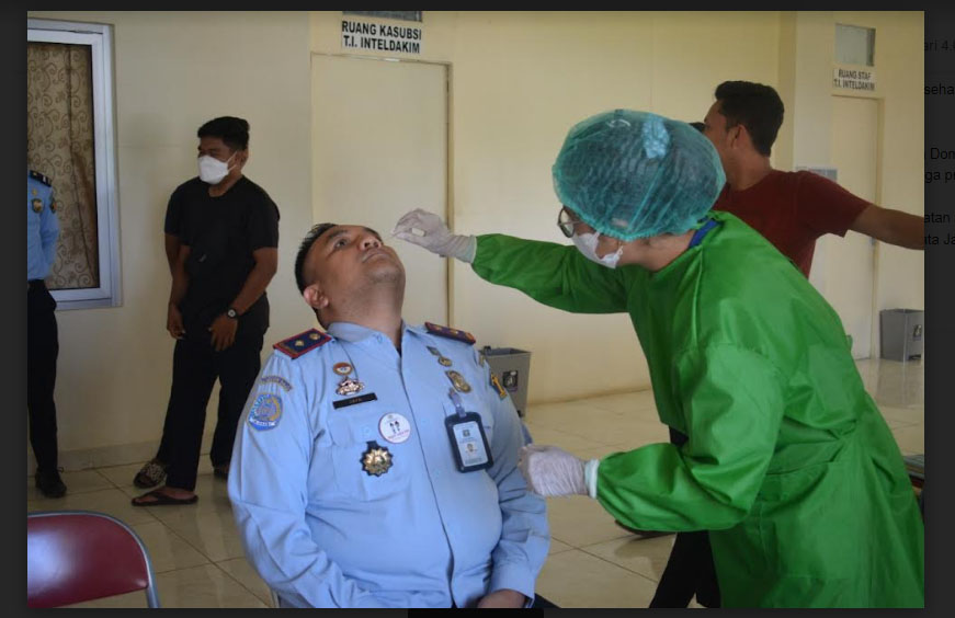 Kembali Bekerja Pascalibur Lebaran 2022, Pegawai Imigrasi Labuan Bajo Jalani Swab Antigen