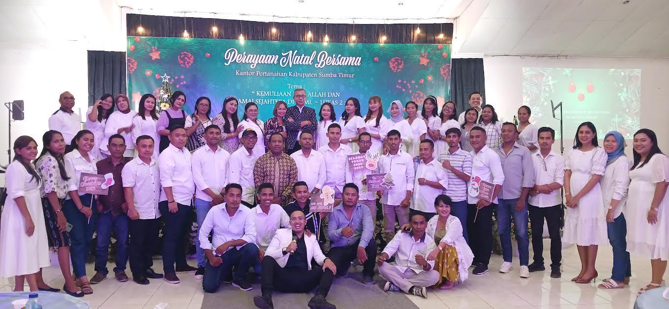 Keluarga Besar Kantor Pertanahan Sumba Timur Gelar Syukuran Natal dan Tahun Baru