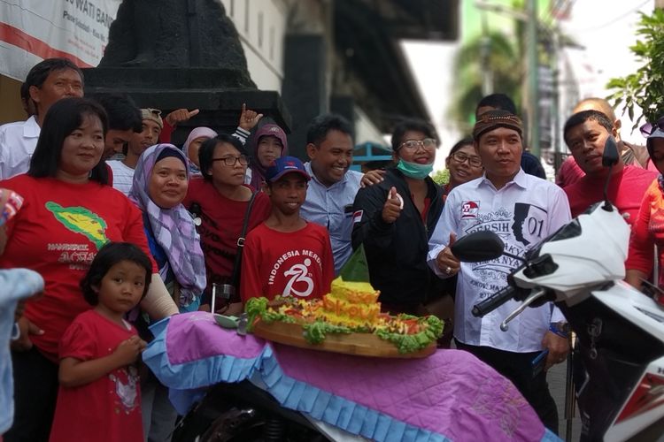 syukuran-kemenangan-jokowi-maruf-komunitas-difabel-solo-raya-tumpengan.jpg