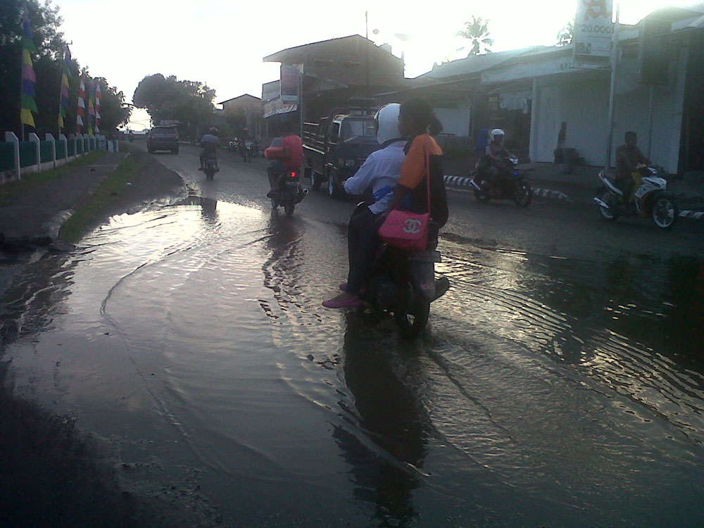 Genangan di Jalan W. Johanes Ende Belum Teratasi