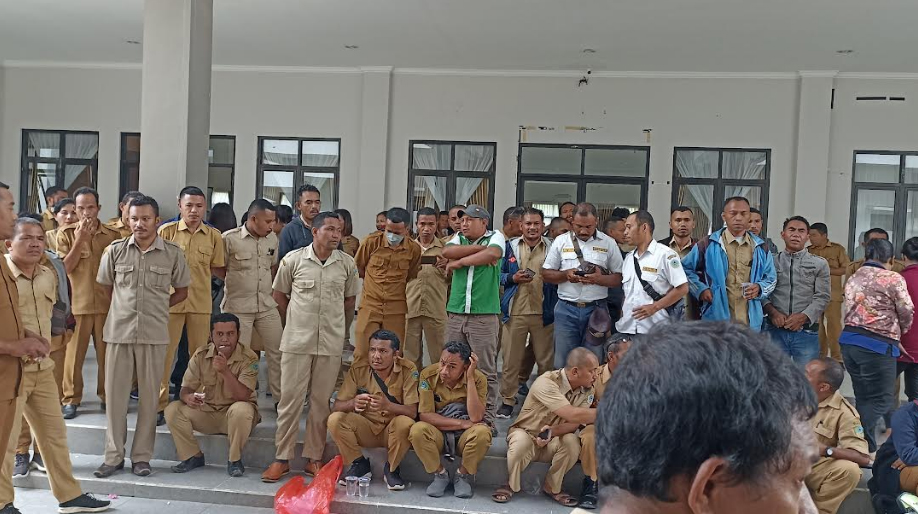 Datangi Kantor Bupati Matim, Puluhan THL Minta Kebijakan Pemda Atas Nasib Mereka