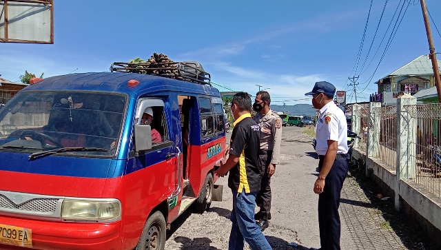 Hari Pertama Larangan Mudik Lebaran, Tim Gabungan Berjaga-Jaga di Terminal Bus Mena, Manggarai
