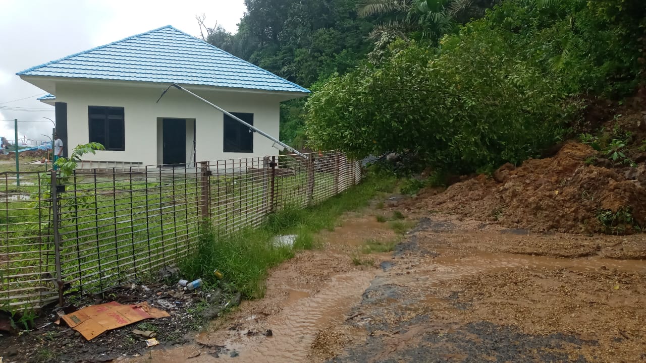 Curah Hujan Tinggi, Akses Jalan Menuju Desa Wae Ajang Manggarai Tertutup Longsor