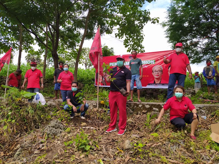 Rayakan HUT Partai & Ketua Umum Megawati, Kader PDIP NTT Lakukan Penghijauan di DAS Manikin