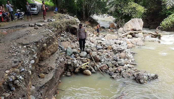 Tangani Banjir, Kades Simon Bangun Posko Bencana Banjir di Desanya