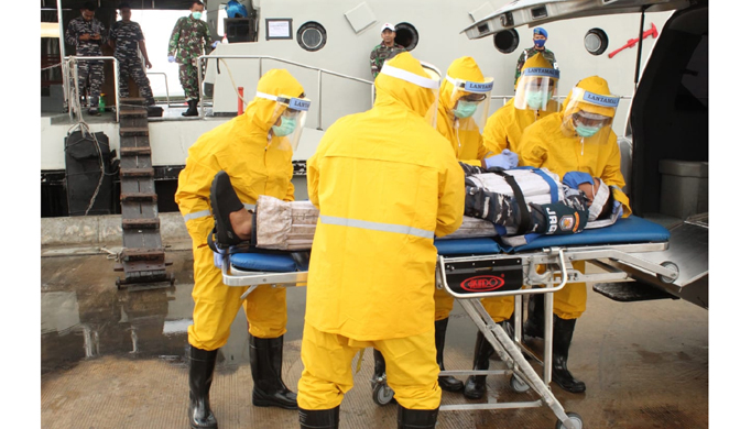 tanggulangi-penyebaran-covid-19-prajurit-marinir-lantamal-vii-latihan-pengamanan-wilayah-lockdown.jpg