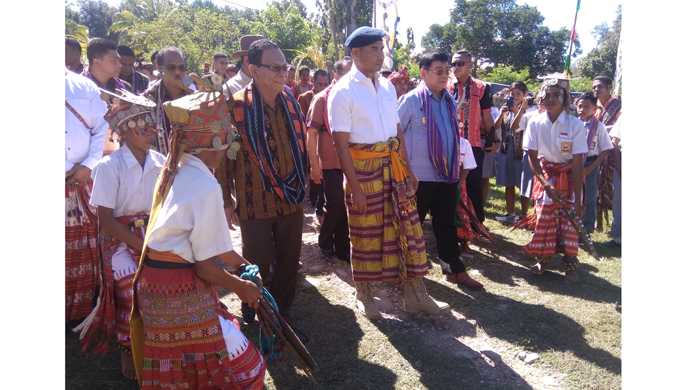 Tari Perang Sambut Gubernur NTT di Hueknutu