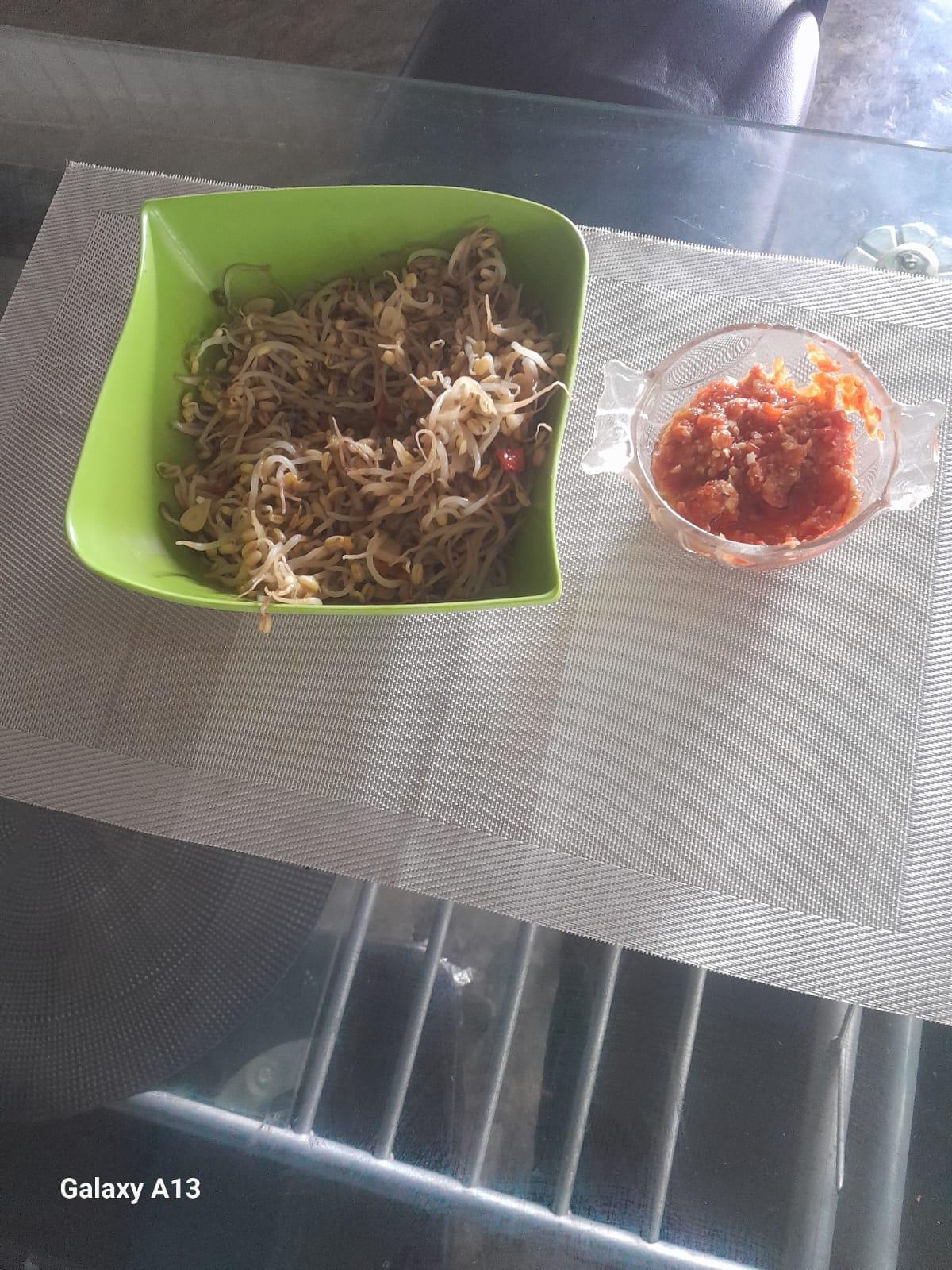 Kuliner NTT Tauge Tumis Makan Deng Sambal Colo Colo ala Ferry Ndoen