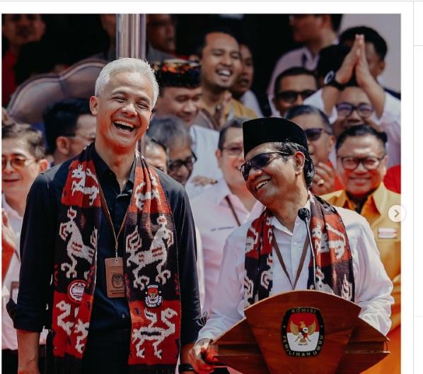 Berita Viral Ganjar Mahfud Capres dan Cawapres dari PDIP Kenakan Selendang Tenun Sumba