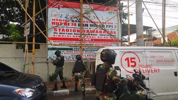 Pria Ini Tantang Pangdam Jaya: Silakan Copot Baliho Habib Rizieq, Besok 'Gua' Pasang Lagi!