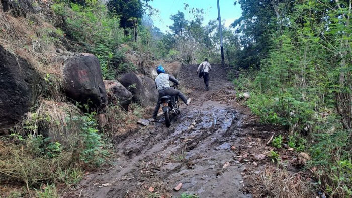 Thomas Ola Langoday Tinjau Lokasi Banjir dan Longsor di Kecamatan Nagawutung Lembata