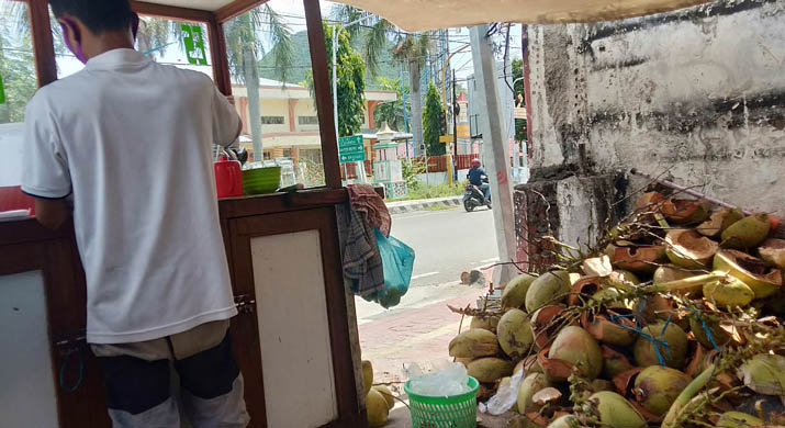 Tidak Ada Box Sampah di Pasar Mbongawani