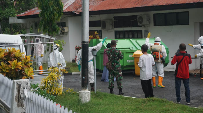 tiga-orang-positif-covid-19-dievakuasi-ke-rusd-ende-petugas-beri-semangat.jpg