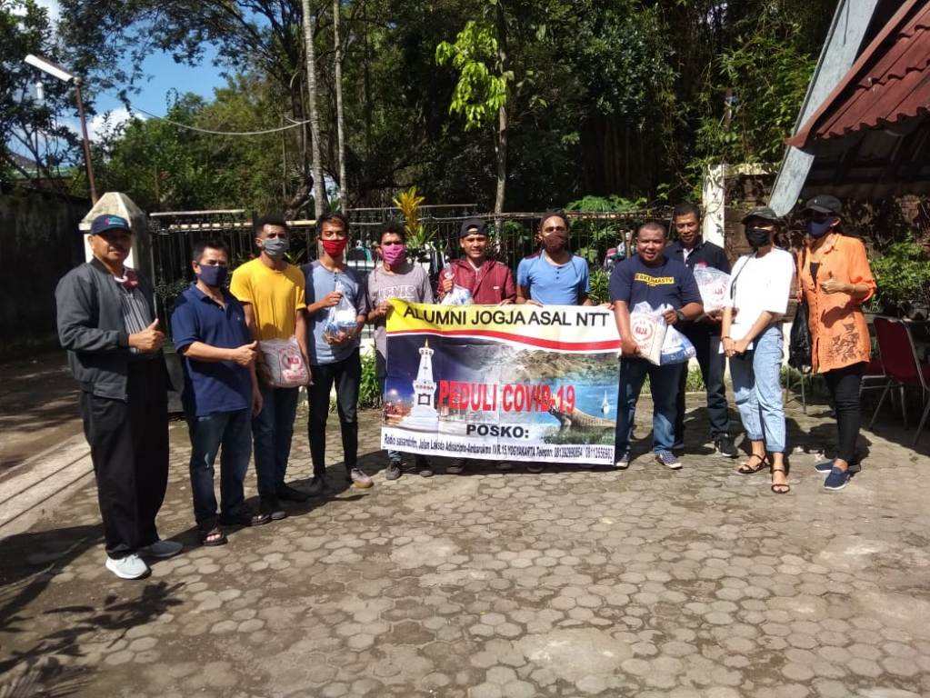 Alumni Beri Donasi kepada Mahasiswa NTT di Yogyakarta