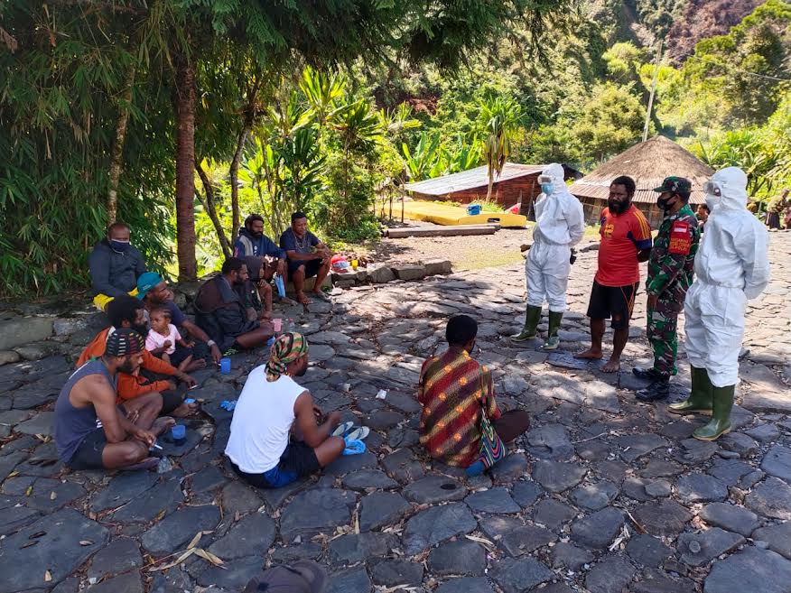 Sambut PON Papua, Babinsa Prumele Puncak Jaya Dampingi Warga Ikut Vaksin Covid-19