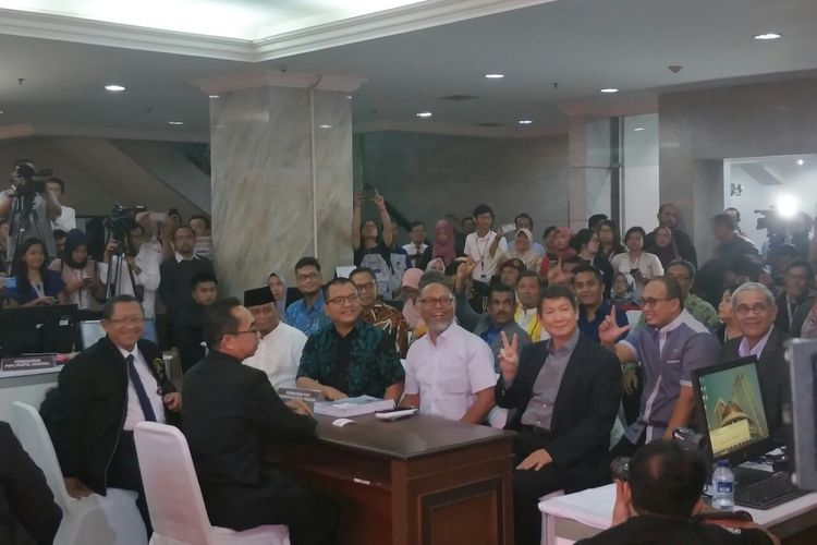 Resmi Gugat Pilpres ke MK, BPN Prabowo Serahkan Bundelan Berkas Berisi Permohonan dan Daftar Bukti