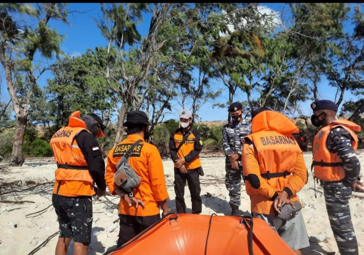 Perahu Terbalik di Sumba Timur : Posal Waingapu dan Tim SAR Gabungan Lakukan Pencarian Korban