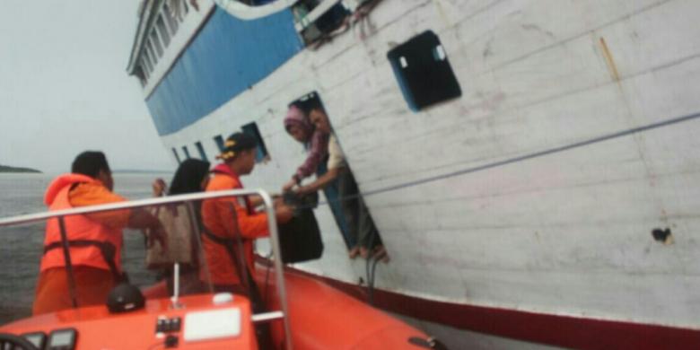 Kapal Berpenumpang 36 Orang Kandas di Laut Wakatobi