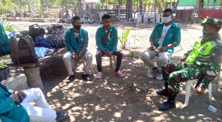 Tingkatkan Ekonomi Warga, Babinsa dan Mahasiswa Unimor Bagun Tambak Garam di Wini