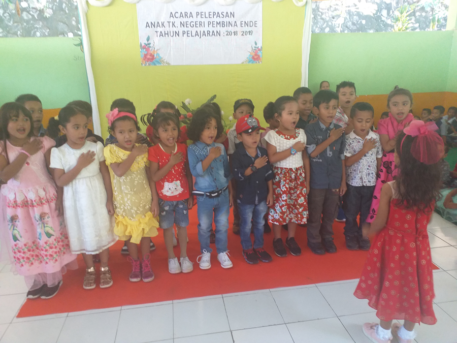 Aneka Kegiatan Mewarnai Pelepasan Siswa TK Pembina Ende