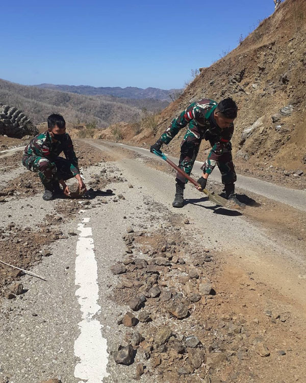 TNI Bersihkan Material Longsor di Badan Jalan Sabuk Merah