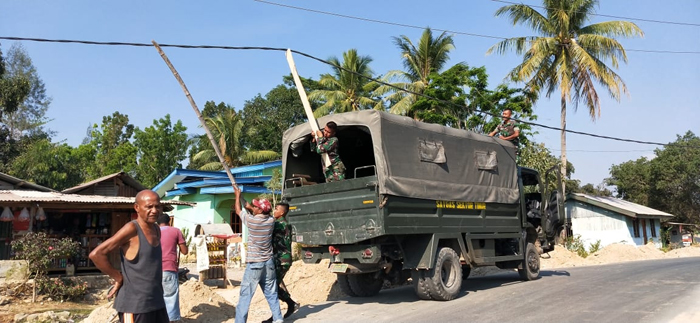 TNI dan Warga Turiscain Perbaiki Kabel Listrik yang Mejuntai ke Jalan