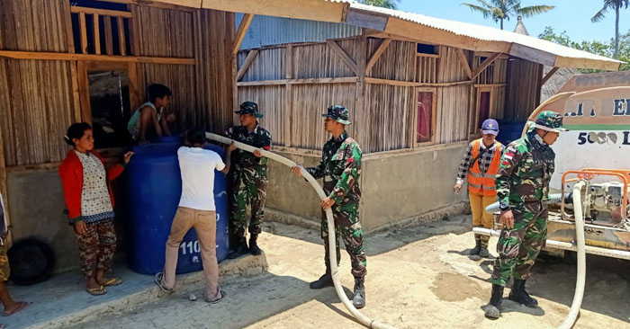 TNI Suplai Air Bersih untuk Warga Desa Nananoe Belu