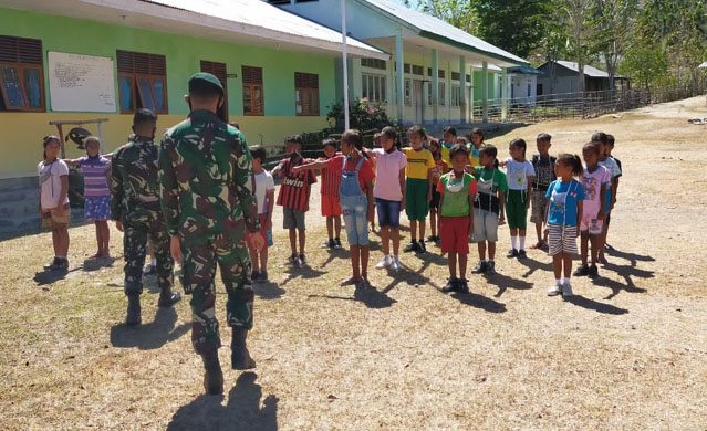 TNI Tanamkan Sikap Disiplin dan Solidaritas Pada Siswa di Perbatasan