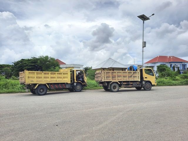Truk Bawa Muatan Galian C Membayar Retribusi Rp 30 Ribu