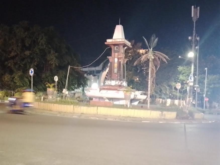 tugu-jam-bi-di-dekat-kantor-gubernur-ntt.jpg